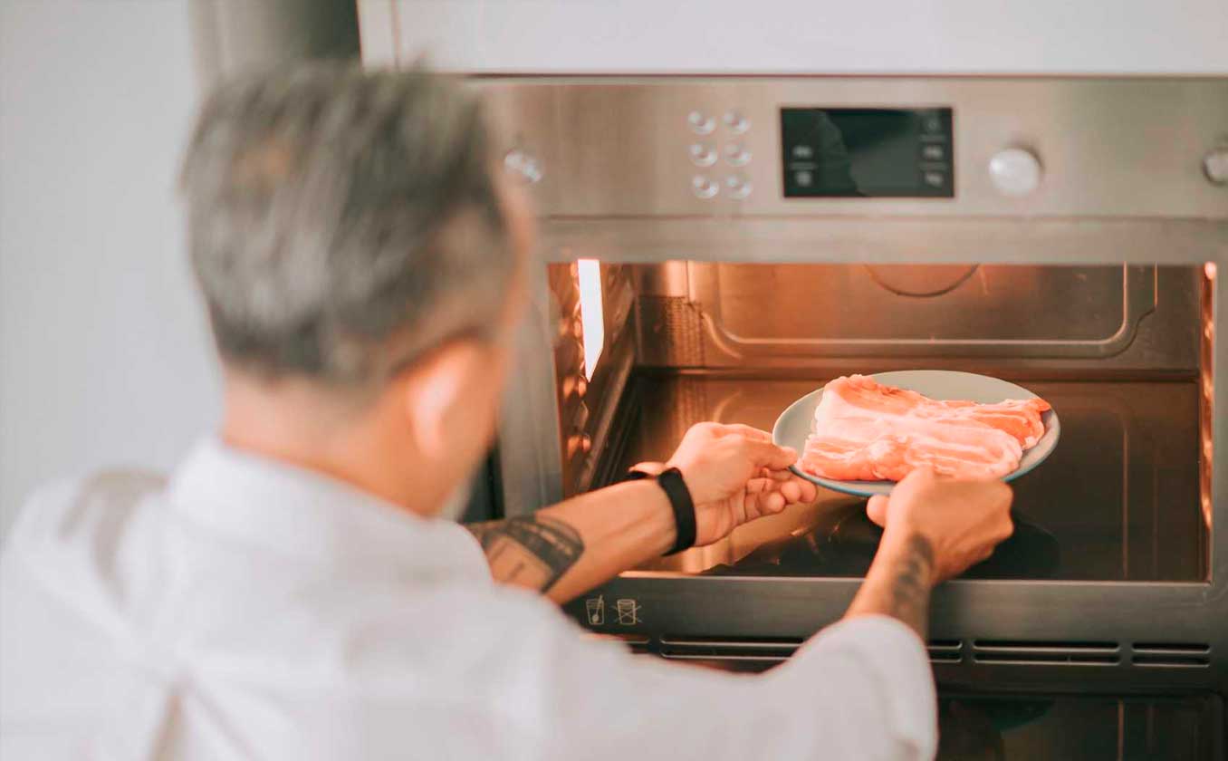 ¿Cómo puedo descongelar alimentos de forma segura en un horno microondas?