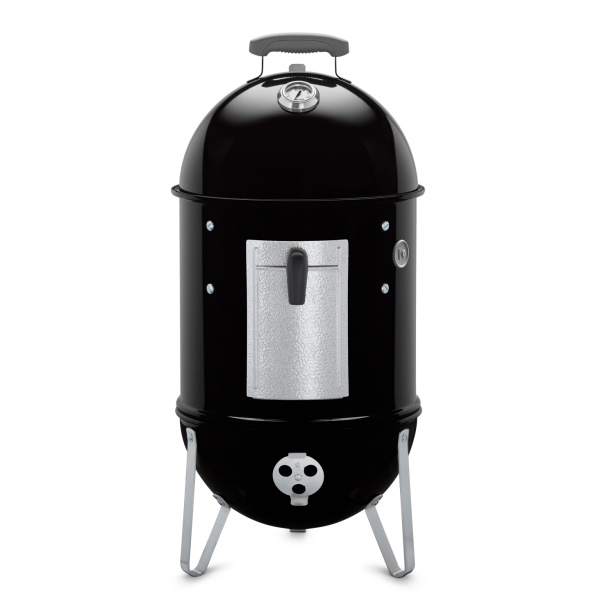 Ahumador Weber Smokey Mountain Cooker de 37 cm en uso, mostrando su diseño compacto y funcionalidad.