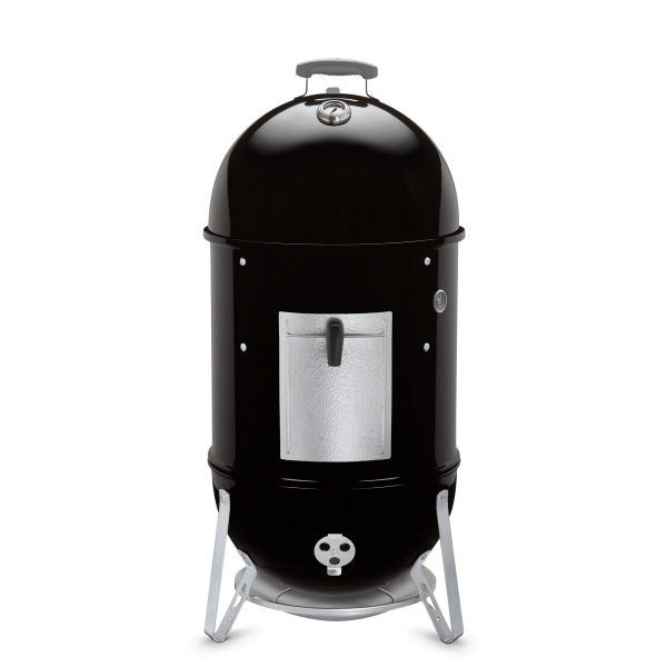 Weber Smokey Mountain Cooker 47 cm en uso, mostrando su eficiencia y diseño clásico.