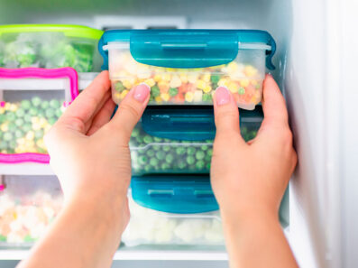 ¿Cómo organizar los alimentos en un congelador vertical de gran capacidad?