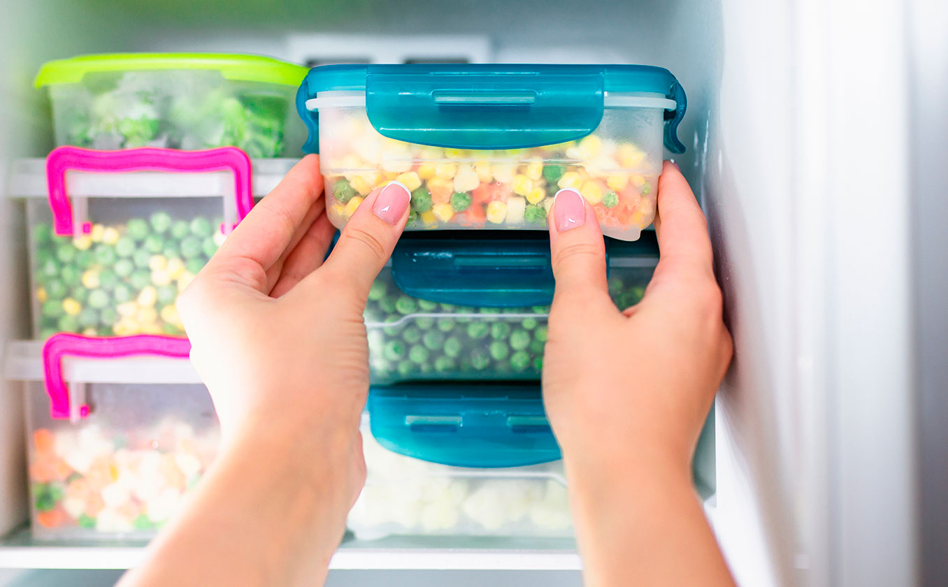 ¿Cómo organizar los alimentos en un congelador vertical de gran capacidad?